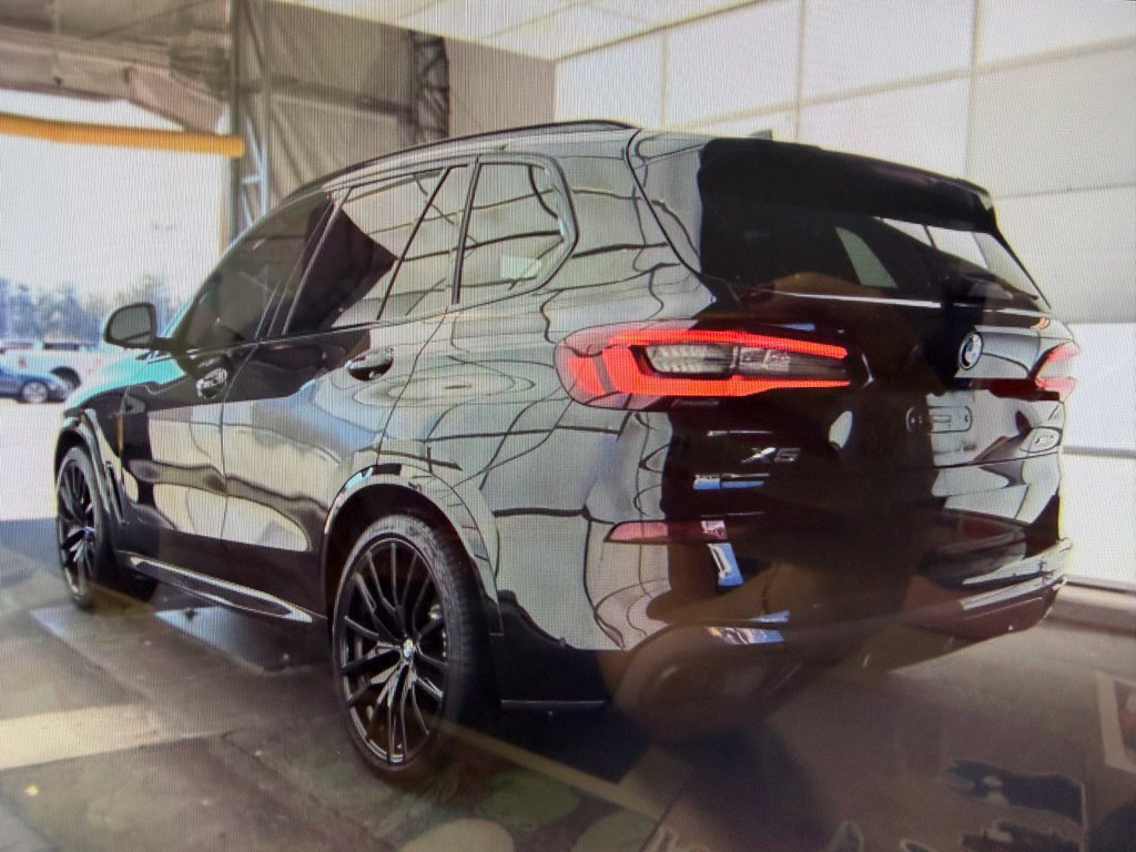 Used 2021 BMW X5 xDrive40i w/ M Sport Package AWD/4WD image 4