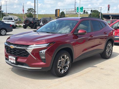 Used 2025 Chevrolet Trax LT w/ LT Convenience Package FWD image 4