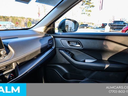 Used 2024 Nissan Rogue SV image 36