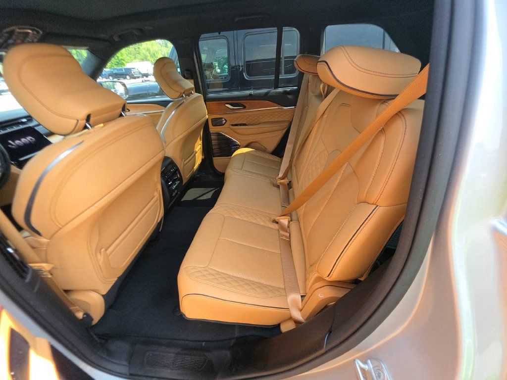 Used 2023 Jeep Grand Cherokee Summit AWD/4WD image 10