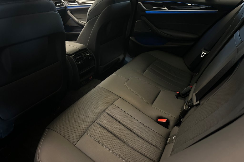 Used 2023 BMW 530e w/ Executive Package RWD image 12
