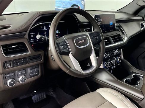 Used 2023 GMC Yukon XL SLT w/ SLT Premium Package image 16