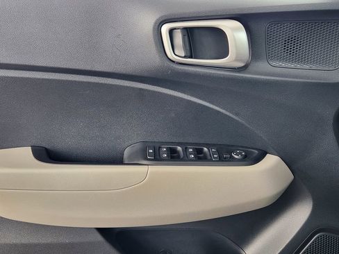 Used 2025 Hyundai Venue SEL FWD image 23