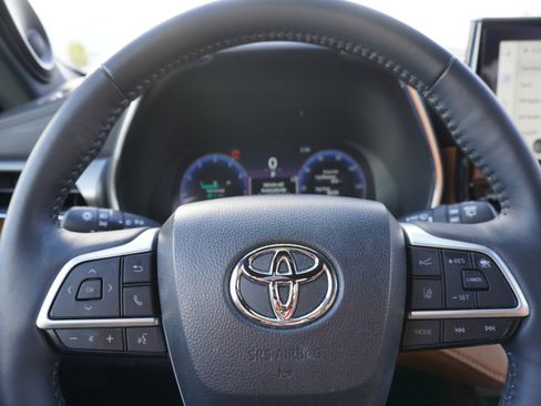 Used 2024 Toyota Highlander Platinum image 28