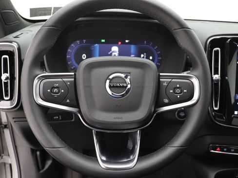 Used 2025 Volvo XC40 B5 Plus image 18
