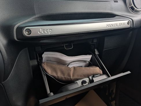 Used 2018 Jeep Wrangler Unlimited Sahara w/ Connectivity Group image 27