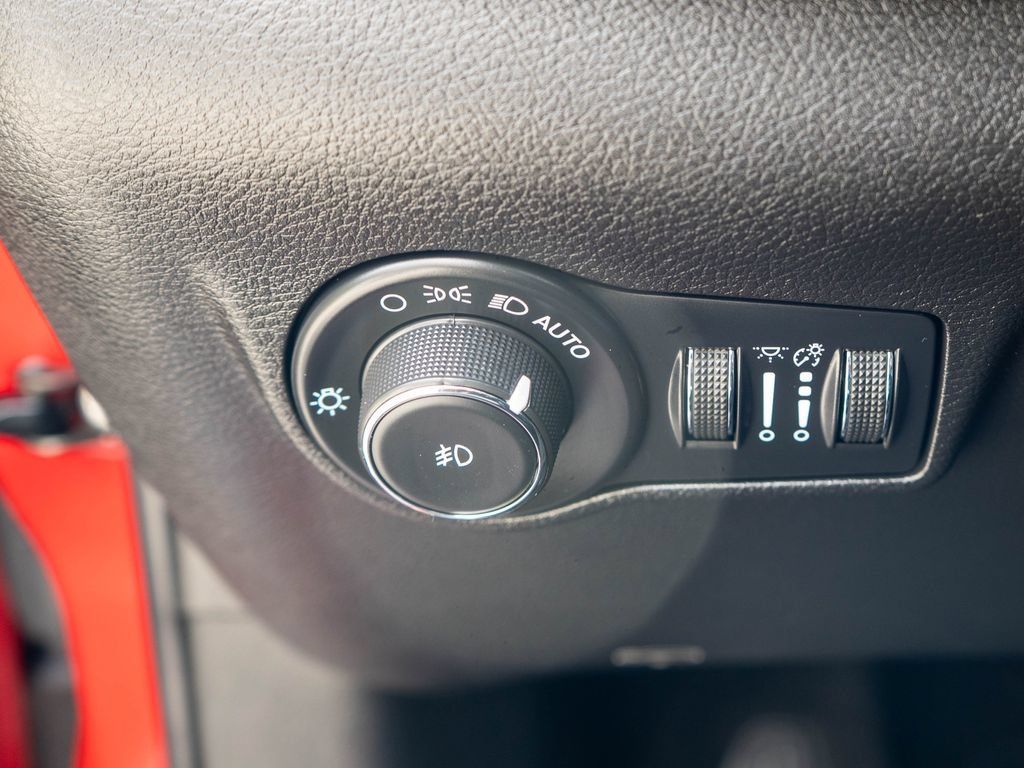 Used 2023 Jeep Compass Latitude w/ Sun and Sound Group AWD/4WD image 18