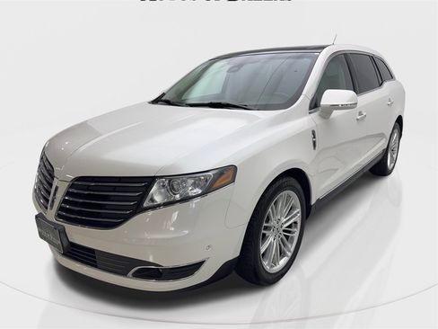 Used 2019 Lincoln MKT AWD image 2