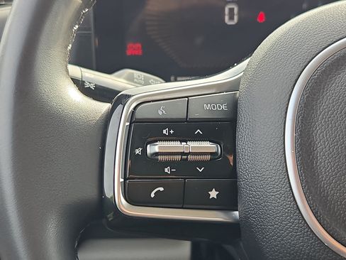 Used 2025 Kia Carnival FWD image 18