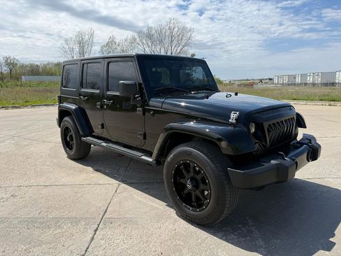 Used 2013 Jeep Wrangler Unlimited Sahara w/ Dual Top Group AWD/4WD image 3