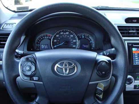 Used 2014 Toyota Camry LE FWD image 14