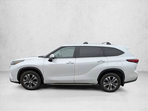 Certified 2023 Toyota Highlander XLE image 8