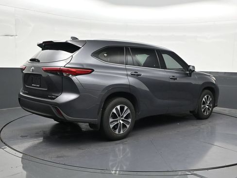 Used 2021 Toyota Highlander XLE AWD/4WD image 5