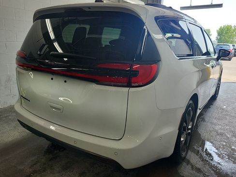 Used 2024 Chrysler Pacifica Touring-L w/ Uconnect Theater Family Group FWD image 6