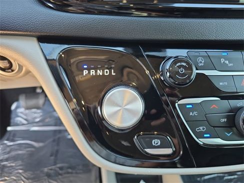 Certified 2024 Chrysler Pacifica Touring-L image 20