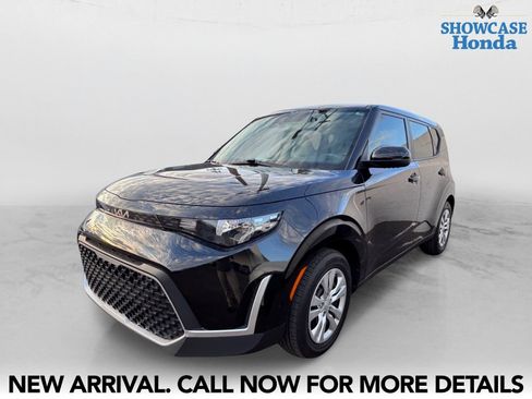 Used 2025 Kia Soul LX FWD image 2