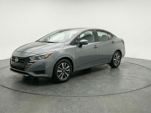 Used 2025 Nissan Versa SV image 3