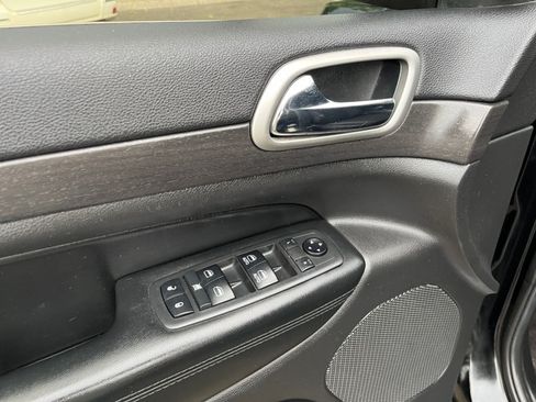 Used 2018 Jeep Grand Cherokee Laredo AWD/4WD image 11
