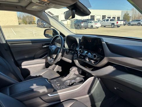 Used 2024 Toyota Highlander XLE image 16
