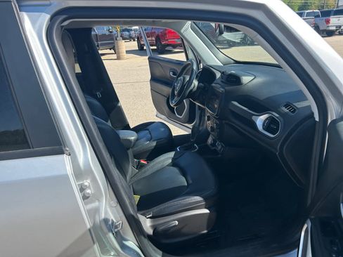 Used 2019 Jeep Renegade Latitude w/ UConnect 8.4 Nav Group AWD/4WD image 17