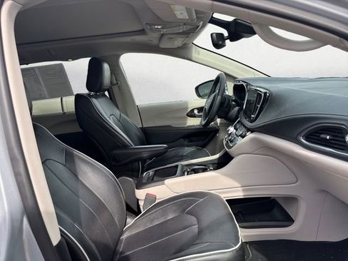 Used 2023 Chrysler Pacifica Limited FWD image 15