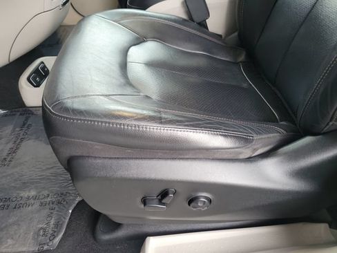 Used 2019 Chrysler Pacifica Touring-L FWD image 20