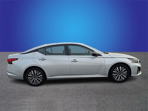 Used 2024 Nissan Altima 2.5 SV image 4