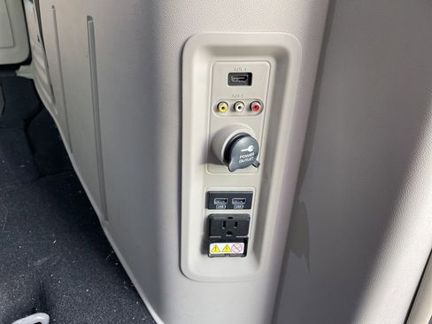 Used 2014 Chrysler Town & Country Touring image 28