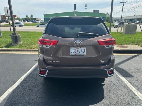 Used 2018 Toyota Highlander Limited Platinum FWD image 6