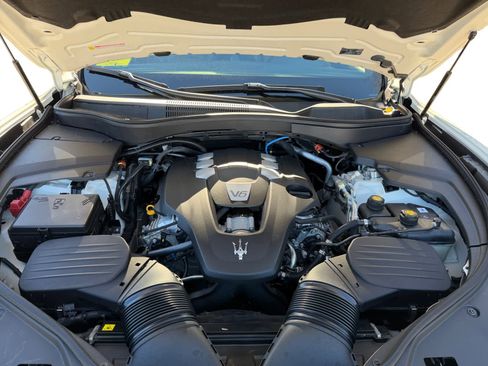 Used 2024 Maserati Levante GT Ultima image 7