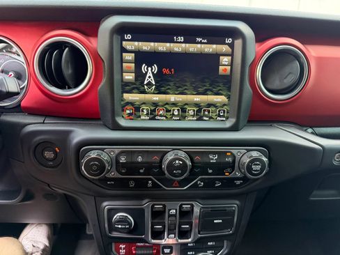 Used 2018 Jeep Wrangler Unlimited Rubicon AWD/4WD image 23