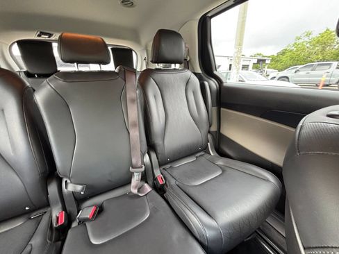 Used 2026 Kia Carnival FWD image 40