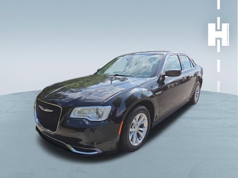 Used 2015 Chrysler 300 Limited RWD image 3