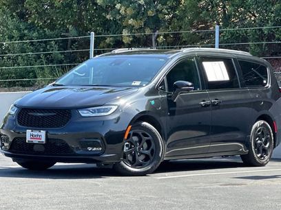 Used 2024 Chrysler Pacifica Premium