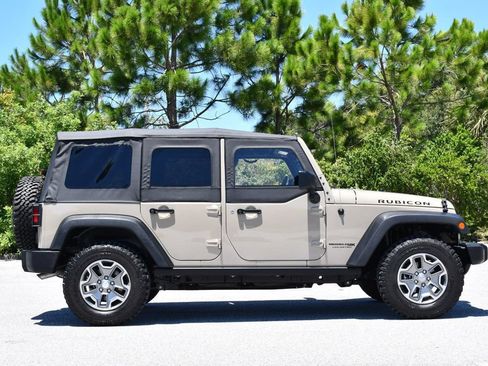 Used 2018 Jeep Wrangler Unlimited Rubicon w/ Connectivity Group AWD/4WD image 32