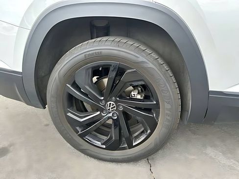 Used 2023 Volkswagen Atlas SE w/ Black Wheel Package AWD/4WD image 12