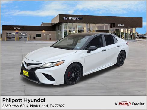 Used 2018 Toyota Camry XSE image 1