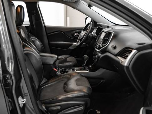 Used 2018 Jeep Cherokee Latitude Plus AWD/4WD image 29