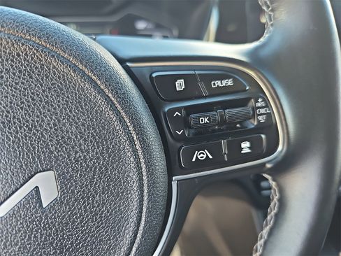 Used 2022 Kia Niro EX Premium image 18