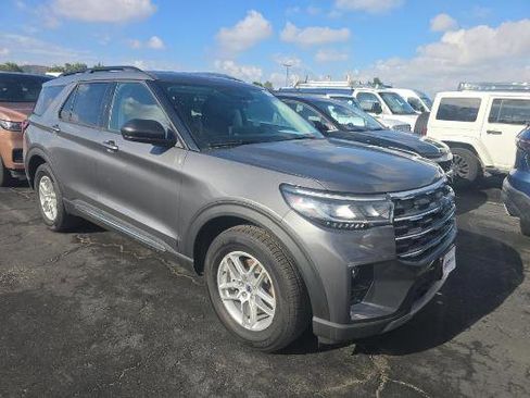 Used 2025 Ford Explorer Active w/ Active Comfort Package RWD image 3