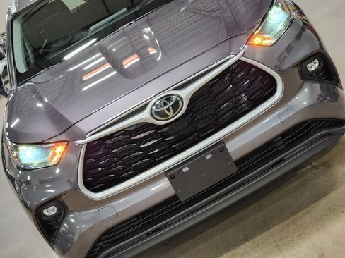 Used 2022 Toyota Highlander XLE FWD image 19
