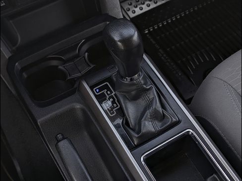 Used 2018 Toyota Tacoma SR5 AWD/4WD image 33