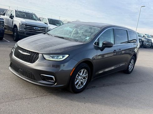 Used 2023 Chrysler Pacifica Touring-L image 20