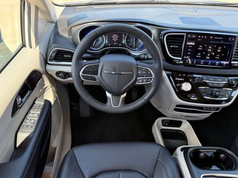 Used 2024 Chrysler Pacifica Touring-L FWD image 23