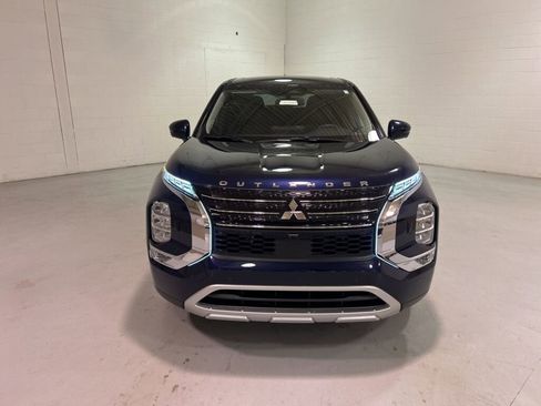 New 2025 Mitsubishi Outlander SE image 2