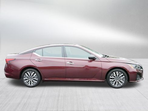 Used 2025 Nissan Altima 2.5 SV image 8