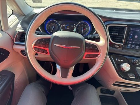 Used 2020 Chrysler Pacifica Limited image 14
