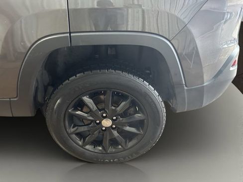 Used 2014 Jeep Cherokee Latitude w/ Comfort/Convenience Group AWD/4WD image 32