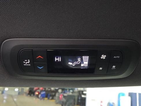 Used 2025 Chrysler Pacifica Select FWD image 29