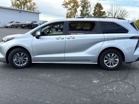 Used 2024 Toyota Sienna XLE image 4
